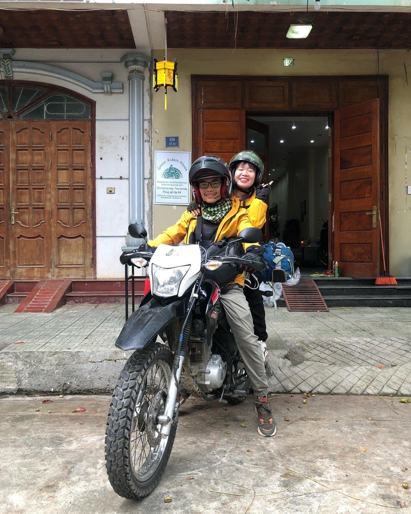 a female rentabike customer on Honda XR150 adjusting the phone holder
